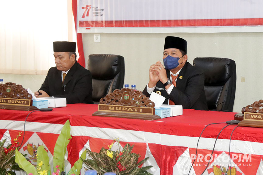 BUPATI DAN WABUP MAHULU HADIRI RAPAT PARIPURNA DPRD, MENDENGARKAN ...