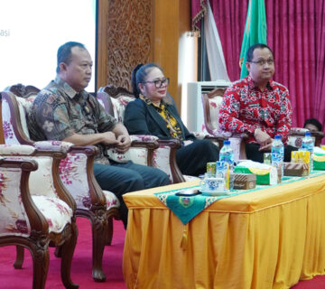Pemerintah Kabupaten (Pemkab) Mahakam Ulu (Mahulu) terus berkomitmen mendorong tata kelola pengadaan barang dan jasa yang efektif hingga ke tingkat kampung. Upaya ini diwujudkan melalui Sosialisasi Peraturan Presiden (Perpres) Nomor 46 Tahun 2025, yang digelar bagi aparatur kampung dan perangkat kampung, bertempat di Ballroom Lantai 3 Kantor Bupati Mahulu, Kamis (26/6/2025).