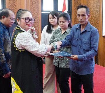 Pemerintah Kabupaten (Pemkab) Mahakam Ulu (Mahulu) secara resmi menyerahkan Surat Keputusan Administrasi Hukum Umum (SK AHU) kepada seluruh kampung di wilayah Mahulu. Penyerahan ini merupakan bagian dari implementasi Program Strategis Nasional Koperasi Desa/Kelurahan Merah Putih, dan berlangsung di Ballroom Kantor Bupati Mahulu.