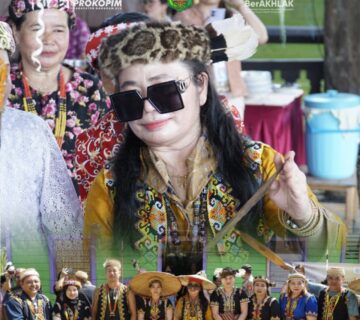 Bupati Mahakam Ulu (Mahulu), Dr. Bonifasius Belawan Geh, S.H., M.E., yang dalam hal ini diwakili oleh Plt. Asisten II Bidang Ekonomi dan Pembangunan Wenefrida Kayang, S.Sos., M.Si., menghadiri sekaligus menutup secara resmi Upacara Adat Dangai yang berlangsung di Kecamatan Long Pahangai, Kamis (03/07/2025)