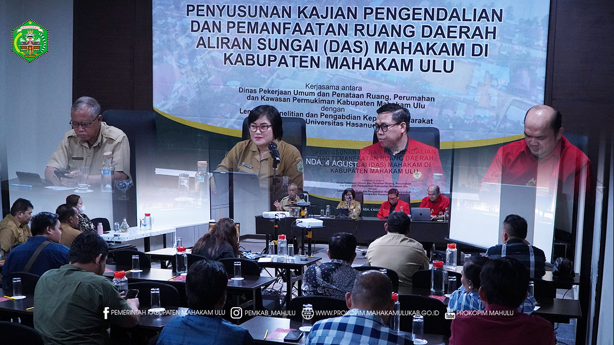 Samarinda - Pemerintah Kabupaten (Pemkab) Mahakam Ulu (Mahulu), melalui Asisten Bidang Administrasi Umum (Asisten III) Sekretariat Daerah, Kristina Tening, S.H., M.Si., mewakili Bupati Mahulu, secara resmi membuka Seminar Akhir Kajian Pengendalian dan Pemanfaatan Ruang Daerah Aliran Sungai (DAS) Mahakam Ulu, yang digelar di Hotel Yello, Samarinda, Senin (04/08/2025).