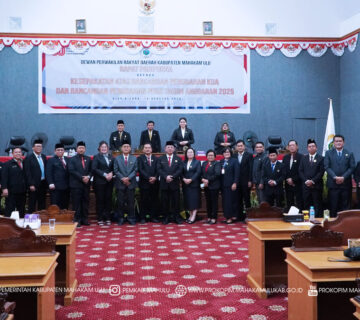 Ujoh Bilang – Wakil Bupati (Wabup) Mahakam Ulu (Mahulu), Drs. Yohanes Avun, M.Si., menghadiri Rapat Paripurna Dewan Perwakilan Rakyat Daerah (DPRD) Mahulu dengan agenda Kesepakatan atas Rancangan Perubahan Kebijakan Umum Anggaran (KUA) dan Rancangan Perubahan Prioritas Plafon Anggaran Sementara (PPAS) Tahun Anggaran 2025, yang berlangsung di Ruang Rapat Paripurna Lantai 2, Kantor DPRD Kabupaten Mahakam Ulu, Jumat (15/8/2025).