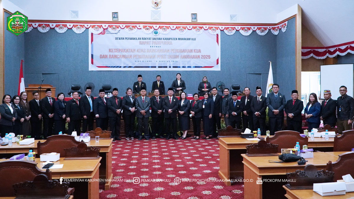 Ujoh Bilang – Wakil Bupati (Wabup) Mahakam Ulu (Mahulu), Drs. Yohanes Avun, M.Si., menghadiri Rapat Paripurna Dewan Perwakilan Rakyat Daerah (DPRD) Mahulu dengan agenda Kesepakatan atas Rancangan Perubahan Kebijakan Umum Anggaran (KUA) dan Rancangan Perubahan Prioritas Plafon Anggaran Sementara (PPAS) Tahun Anggaran 2025, yang berlangsung di Ruang Rapat Paripurna Lantai 2, Kantor DPRD Kabupaten Mahakam Ulu, Jumat (15/8/2025).