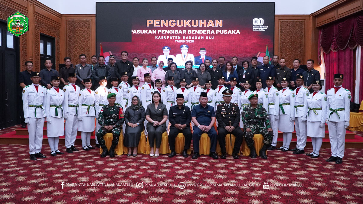 Ujoh Bilang – Mewakili Bupati Mahakam Ulu (Mahulu), Dr. Bonifasius Belawan Geh, S.H., M.E., Wakil Bupati (Wabup) Mahulu, Drs. Yohanes Avun, M.Si., secara resmi mengukuhkan Pasukan Pengibar Bendera Pusaka (Paskibraka) Kabupaten Mahakam Ulu Tahun 2025, yang dilaksanakan di Ballroom Kantor Bupati Mahakam Ulu, Jumat (15/8/2025).