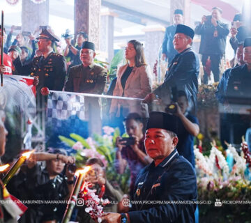 Ujoh Bilang – Bupati Mahakam Ulu (Mahulu), Dr. Bonifasius Belawan Geh, S.H., M.E., secara resmi memimpin Upacara Taptu dan melepas Pawai Obor dalam rangka memperingati Hari Ulang Tahun (HUT) ke-80 Kemerdekaan Republik Indonesia Tahun 2025, yang berlangsung di Alun-Alun Ujoh Bilang, Jumat (16/8/2025) malam.