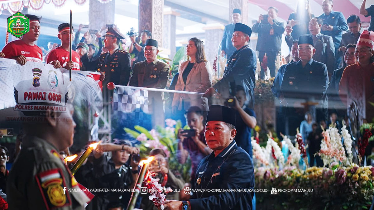 Ujoh Bilang – Bupati Mahakam Ulu (Mahulu), Dr. Bonifasius Belawan Geh, S.H., M.E., secara resmi memimpin Upacara Taptu dan melepas Pawai Obor dalam rangka memperingati Hari Ulang Tahun (HUT) ke-80 Kemerdekaan Republik Indonesia Tahun 2025, yang berlangsung di Alun-Alun Ujoh Bilang, Jumat (16/8/2025) malam.
