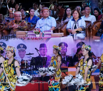 Ujoh Bilang – Pemerintah Kabupaten (Pemkab) Mahakam Ulu (Mahulu) menggelar malam ramah tamah dalam rangka memperingati Hari Ulang Tahun (HUT) ke-80 Republik Indonesia, yang berlangsung di Alun-alun Ujoh Bilang, Sabtu (17/8/2025).