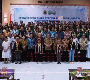 Mewakili Bupati Mahakam Ulu (Mahulu), Dr. Bonifasius Belawan Geh, S.H., M.E., Sekretaris Daerah, Dr. Stephanus Madang, S.Sos., M.M., secara resmi membuka Pesta Paduan Suara Gerejani Katolik (Pesparani) Kabupaten Mahulu Tahun 2025 yang berlangsung di Balai Adat Ujoh Bilang, Jumat (22/08/2025).