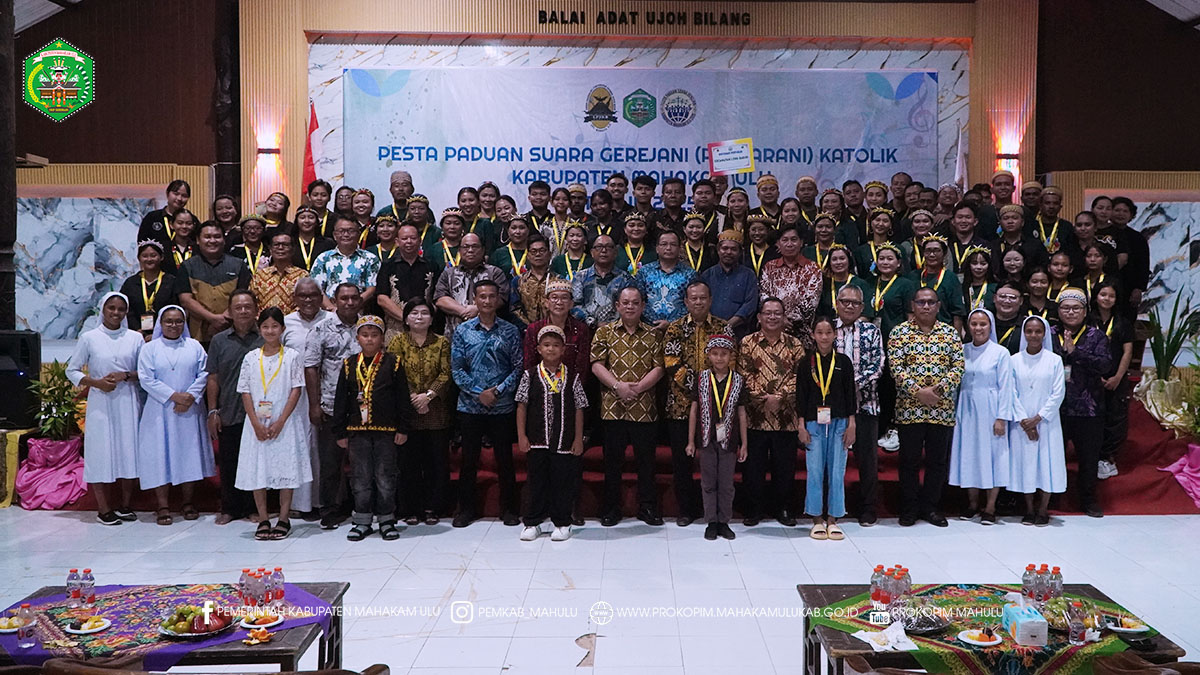 Mewakili Bupati Mahakam Ulu (Mahulu), Dr. Bonifasius Belawan Geh, S.H., M.E., Sekretaris Daerah, Dr. Stephanus Madang, S.Sos., M.M., secara resmi membuka Pesta Paduan Suara Gerejani Katolik (Pesparani) Kabupaten Mahulu Tahun 2025 yang berlangsung di Balai Adat Ujoh Bilang, Jumat (22/08/2025).