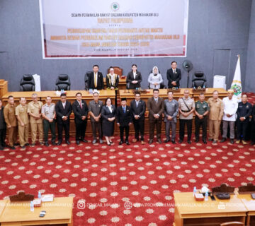 Ujoh Bilang – Bupati Mahakam Ulu (Mahulu), Dr. Bonifasius Belawan Geh, S.H., M.E., diwakili oleh Plt. Asisten II Bidang perekonomian dan pembangunan, Wenefrida Kayang, S.Sos., M.Si., menghadiri sekaligus memberikan sambutan pada Rapat Paripurna Pengucapan Sumpah/Janji Pengganti Antar Waktu (PAW) Anggota Dewan Perwakilan Rakyat Daerah (DPRD) Kabupaten Mahulu Sisa Masa Jabatan Tahun 2024–2029, yang digelar di Ruang Rapat DPRD Mahulu, Senin (04/08/2025).