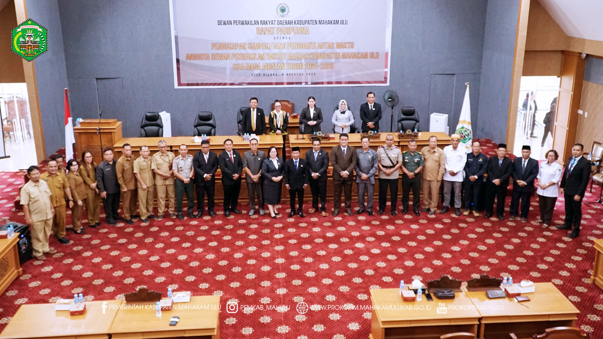 Ujoh Bilang – Bupati Mahakam Ulu (Mahulu), Dr. Bonifasius Belawan Geh, S.H., M.E., diwakili oleh Plt. Asisten II Bidang perekonomian dan pembangunan, Wenefrida Kayang, S.Sos., M.Si., menghadiri sekaligus memberikan sambutan pada Rapat Paripurna Pengucapan Sumpah/Janji Pengganti Antar Waktu (PAW) Anggota Dewan Perwakilan Rakyat Daerah (DPRD) Kabupaten Mahulu Sisa Masa Jabatan Tahun 2024–2029, yang digelar di Ruang Rapat DPRD Mahulu, Senin (04/08/2025).