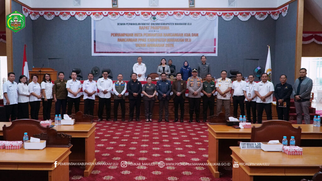 Cover Berita Mewakili Bupati Mahakam Ulu (Mahulu), Dr. Bonifasius Belawan Geh, S.H., M.E., Asisten Bidang Pemerintahan dan Kesejahteraan Rakyat (Asisten I), drg. Agustinus Teguh Santoso, M.Adm., Kes., menyampaikan Nota Pengantar Rancangan Kebijakan Umum Anggaran (KUA) dan Prioritas Plafon Anggaran Sementara (PPAS) Kabupaten Mahulu Tahun Anggaran 2026 dalam Rapat Paripurna Dewan Perwakilan Rakyat Daerah (DPRD), Rabu (03/09/2025)