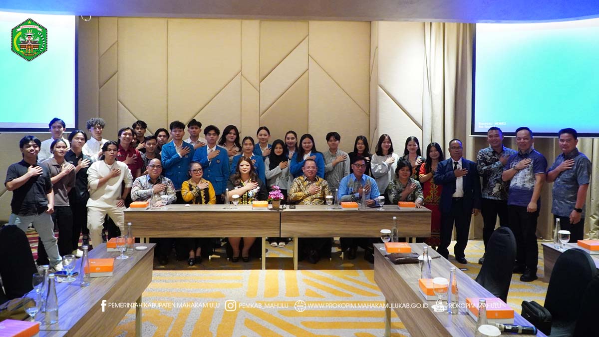 Malang – Bupati Mahakam Ulu (Mahulu), Angela Idang Belawan, usai menghadiri Wisuda ke-74 Institut Teknologi Nasional (ITN) Malang, kemudian melanjutkan agenda pertemuan dengan mahasiswa asal Mahulu yang tengah menempuh pendidikan di ITN Malang, bertempat di Hotel Grand Mercure Malang, Sabtu (27/09/2025).