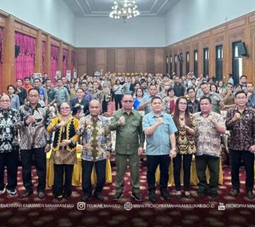 Ujoh Bilang – Bupati Mahakam Ulu (Mahulu), Dr. Bonifasius Belawan Geh, S.H.,M.E., yang dalam hal ini diwakili oleh Wakil Bupati (Wabup) Mahulu, Drs. Yohanes Avun, M.Si., secara resmi membuka kegiatan Sosialisasi Tata Cara Pengadaan Langsung Secara Elektronik Bagi Pengguna Anggaran / Kuasa Pengguna Anggaran (PA/KPA), dan Pejabat Pengadaan (PP), di Ballroom Kantor Bupati Lt.3. Kamis (18/09/25)