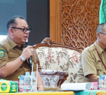 Ujoh bilang - Sekretaris Daerah (Sekda) Dr. Stephanus Madang, S.Sos., M.M., Kabupaten Mahakam Ulu (Mahulu) memimpin Rapat Koordinasi Dan Monitoring Terkait Penyelesaian Tindak Lanjut Rekomendasi Hasil Pemeriksaan Badan Pemeriksa Keuangan Republik Indonesia (BPK RI) Perwakilan Kalimantan Timur, sekaligus pembahasan penyelesaian kerugian negara/daerah, di Ballroom Lt.3 Kantor Bupati Mahulu. Selasa (30/09/25)