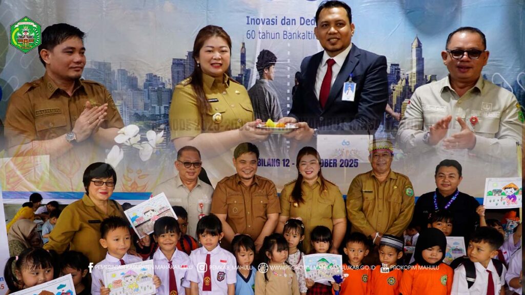 BPS Ujoh Bilang – Bupati Mahakam Ulu (Mahulu), Angela Idang Belawan bersama Wakil Bupati (Wabup) Mahulu, Suhuk. SE., menghadiri peringatan Hari Ulang Tahun (HUT) ke-60 Bank Pembangunan Daerah (BPD) Kaltim-Kaltara (Kaltimtara) yang digelar di Kantor Cabang Ujoh Bilang pada Selasa, (14/10/2025).