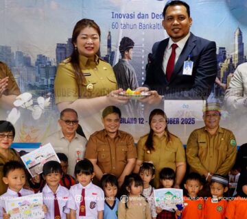 Ujoh Bilang – Bupati Mahakam Ulu (Mahulu), Angela Idang Belawan bersama Wakil Bupati (Wabup) Mahulu, Suhuk. SE., menghadiri peringatan Hari Ulang Tahun (HUT) ke-60 Bank Pembangunan Daerah (BPD) Kaltim-Kaltara (Kaltimtara) yang digelar di Kantor Cabang Ujoh Bilang pada Selasa, (14/10/2025).