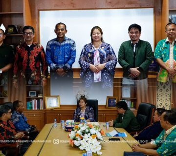 Ujoh Bilang – Bupati Mahakam Ulu (Mahulu), Angela Idang Belawan dan Wakil Bupati (Wabup) Mahulu, Suhuk, S.E., menerima audiensi dari jajaran Komisi Pemilihan Umum (KPU) Kabupaten Mahakam Ulu, dalam rangka penyampaian Laporan Periodik serta Evaluasi Pemilu Serentak dan Pemungutan Suara Ulang (PSU) Pemilihan Kepala Daerah Kabupaten Mahulu Tahun 2025, bertempat di Ruang Kerja Bupati, Jumat (24/10/2025).