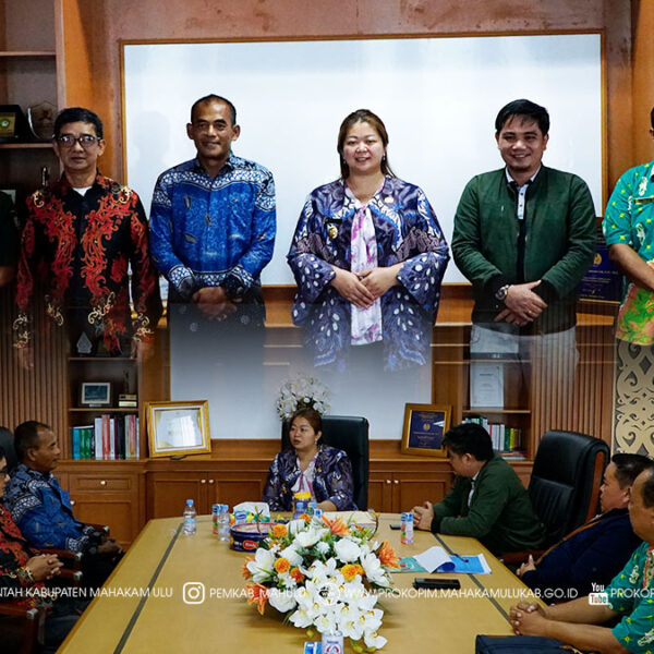 Ujoh Bilang – Bupati Mahakam Ulu (Mahulu), Angela Idang Belawan dan Wakil Bupati (Wabup) Mahulu, Suhuk, S.E., menerima audiensi dari jajaran Komisi Pemilihan Umum (KPU) Kabupaten Mahakam Ulu, dalam rangka penyampaian Laporan Periodik serta Evaluasi Pemilu Serentak dan Pemungutan Suara Ulang (PSU) Pemilihan Kepala Daerah Kabupaten Mahulu Tahun 2025, bertempat di Ruang Kerja Bupati, Jumat (24/10/2025).