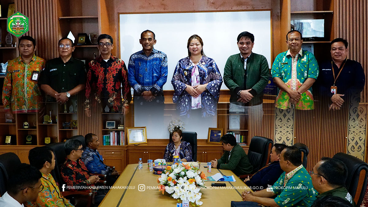 Ujoh Bilang – Bupati Mahakam Ulu (Mahulu), Angela Idang Belawan dan Wakil Bupati (Wabup) Mahulu, Suhuk, S.E., menerima audiensi dari jajaran Komisi Pemilihan Umum (KPU) Kabupaten Mahakam Ulu, dalam rangka penyampaian Laporan Periodik serta Evaluasi Pemilu Serentak dan Pemungutan Suara Ulang (PSU) Pemilihan Kepala Daerah Kabupaten Mahulu Tahun 2025, bertempat di Ruang Kerja Bupati, Jumat (24/10/2025).