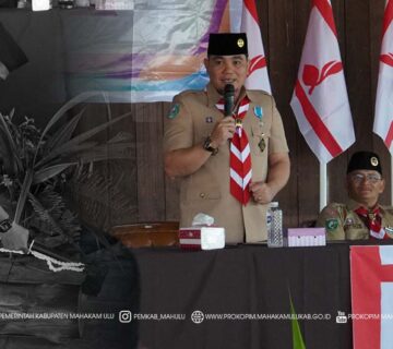 Long Melaham – Mewakili Bupati Mahakam Ulu (Mahulu), Angela Idang Belawan, Wakil Bupati (Wabup) Mahulu, Suhuk, S.E., secara resmi membuka kegiatan Kursus Mahir Lanjutan (KML) bagi 40 Pembina Pramuka se-Kabupaten Mahakam Ulu, yang dilaksanakan di Bumi Perkemahan Long Melaham, Jumat (31/10/2025).