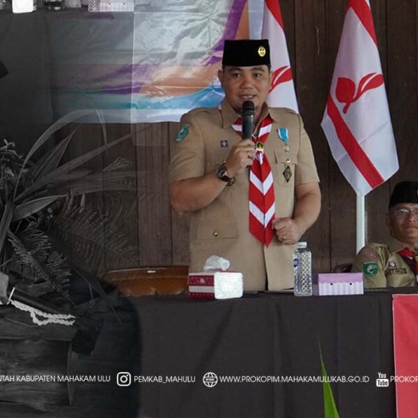 Cover Berita Long Melaham – Mewakili Bupati Mahakam Ulu (Mahulu), Angela Idang Belawan, Wakil Bupati (Wabup) Mahulu, Suhuk, S.E., secara resmi membuka kegiatan Kursus Mahir Lanjutan (KML) bagi 40 Pembina Pramuka se-Kabupaten Mahakam Ulu, yang dilaksanakan di Bumi Perkemahan Long Melaham, Jumat (31/10/2025).