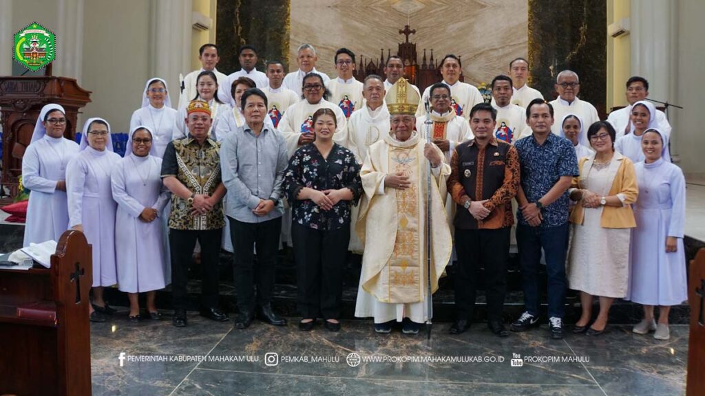 Cover Berita Ujoh Bilang - Pemerintah Kabupaten (Pemkab) Mahakam Ulu (Mahulu) menggelar Misa Syukur dalam rangka terpilihnya Bupati dan Wakil Bupati (Wabup) Mahulu periode 2025–2030, yang diselenggarakan di Gereja Katolik Santo Bonifasius. Kamis (16/10/25)