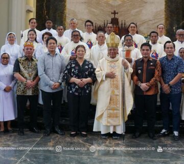 Ujoh Bilang - Pemerintah Kabupaten (Pemkab) Mahakam Ulu (Mahulu) menggelar Misa Syukur dalam rangka terpilihnya Bupati dan Wakil Bupati (Wabup) Mahulu periode 2025–2030, yang diselenggarakan di Gereja Katolik Santo Bonifasius. Kamis (16/10/25)