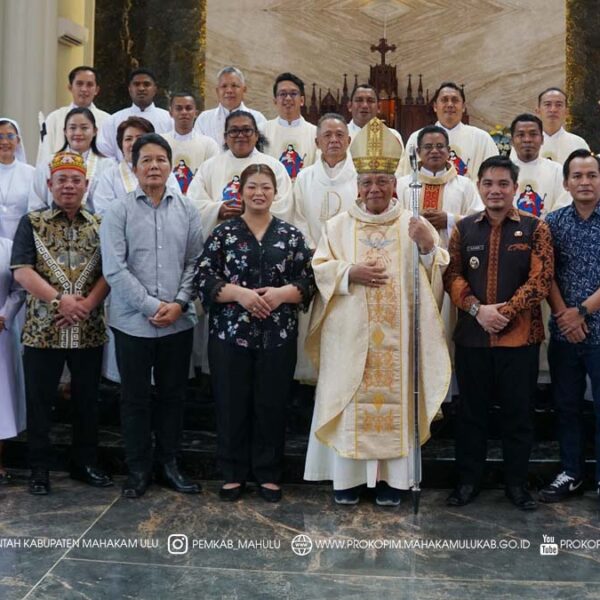 Cover Berita Ujoh Bilang - Pemerintah Kabupaten (Pemkab) Mahakam Ulu (Mahulu) menggelar Misa Syukur dalam rangka terpilihnya Bupati dan Wakil Bupati (Wabup) Mahulu periode 2025–2030, yang diselenggarakan di Gereja Katolik Santo Bonifasius. Kamis (16/10/25)