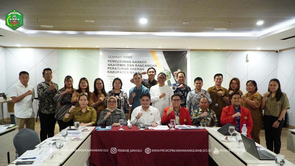 Cover Berita 5 Ujoh Bilang – Mewakili Bupati Mahakam Ulu (Mahulu), Angela Idang Belawan, Wakil Bupati (Wabup) Mahulu, Suhuk, S.E. secara resmi membuka Forum Group Discussion (FGD) Akhir Naskah Akademik dan Rancangan Peraturan Daerah Kabupaten Mahakam Ulu yang berlangsung Di Ruang Magnolia Meeting Room Astara Hotel Balikpapan, Selasa (30/09/2025).
