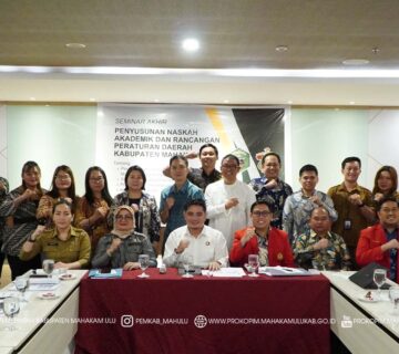 Ujoh Bilang – Mewakili Bupati Mahakam Ulu (Mahulu), Angela Idang Belawan, Wakil Bupati (Wabup) Mahulu, Suhuk, S.E. secara resmi membuka Forum Group Discussion (FGD) Akhir Naskah Akademik dan Rancangan Peraturan Daerah Kabupaten Mahakam Ulu yang berlangsung Di Ruang Magnolia Meeting Room Astara Hotel Balikpapan, Selasa (30/09/2025).