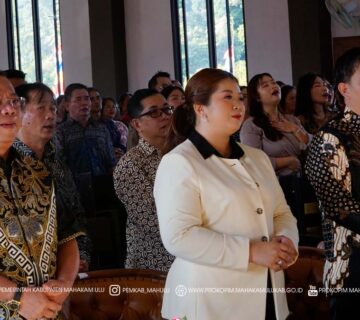 Ujoh Bilang – Bupati Mahakam Ulu (Mahulu) Angela Idang Belawan., bersama Wakil Bupati (Wabup) Mahulu Suhuk, S.E., menghadiri Perayaan Ibadah bersama Jemaat “Parousia” Ujoh Bilang, dalam Ibadah Syukur Bersama Bupati dan Wakil Bupati terpilih Mahakam Ulu Periode 2025-2030 di Gereja GKII Ujoh Bilang. Kamis (16/10/25)