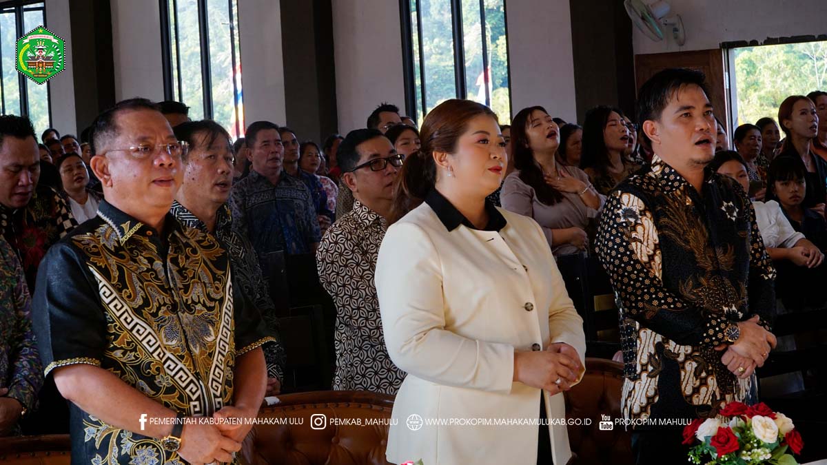 Ujoh Bilang – Bupati Mahakam Ulu (Mahulu) Angela Idang Belawan., bersama Wakil Bupati (Wabup) Mahulu Suhuk, S.E., menghadiri Perayaan Ibadah bersama Jemaat “Parousia” Ujoh Bilang, dalam Ibadah Syukur Bersama Bupati dan Wakil Bupati terpilih Mahakam Ulu Periode 2025-2030 di Gereja GKII Ujoh Bilang. Kamis (16/10/25)