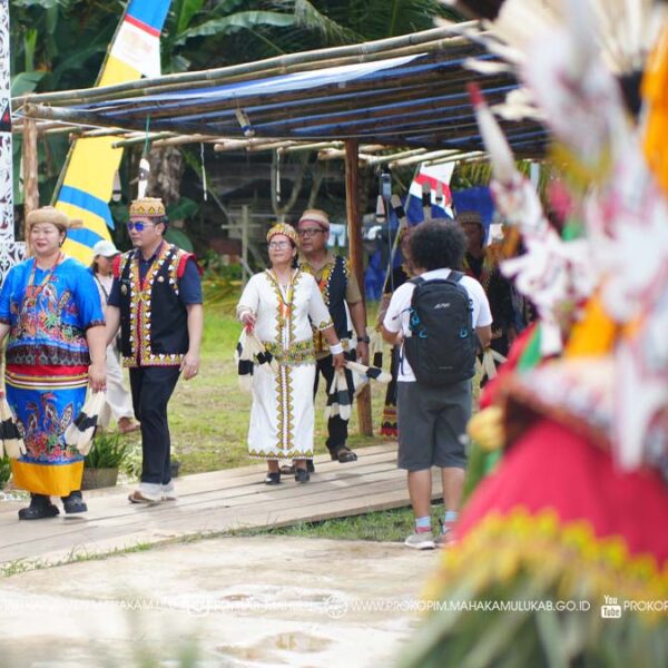 Liu Mulang - Bupati Mahakam Ulu (Mahulu) Angela Idang Belawan menegaskan bahwa pembangunan daerah harus berakar pada nilai-nilai budaya dan moralitas lokal. Hal tersebut disampaikannya usai penutupan Pagelaran Budaya Hudoq Pekayang 2025 di Kampung Liu Mulang, Kecamatan Long Pahangai. Rabu (22/10/2025)