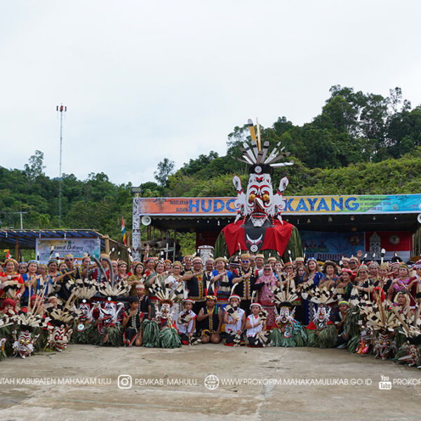 Cover Berita21 Liu Mulang - Bupati Mahakam Ulu (Mahulu) Angela Idang Belawan secara resmi menutup Pagelaran Budaya Hudoq Pekayang 2025 di Kampung Liu Mulang, Kecamatan Long Pahangai.Rabu (22/10/2025)