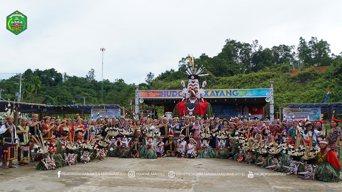 Liu Mulang - Bupati Mahakam Ulu (Mahulu) Angela Idang Belawan secara resmi menutup Pagelaran Budaya Hudoq Pekayang 2025 di Kampung Liu Mulang, Kecamatan Long Pahangai.Rabu (22/10/2025)