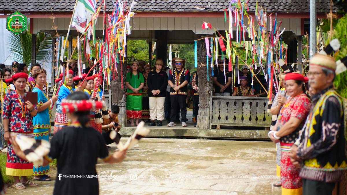 Bupati Mahakam Ulu (Mahulu), Angela Idang Belawan, bersama Wakil Bupati (Wabup), Suhuk, S.E., dalam momen perhelatan Budaya Hudoq Pekayang 2025, menerima Nama Kehormatan dari Lembaga Adat Kampung Liu Mulang. Prosesi sakral tersebut digelar melalui ritual adat di Amin Lalii Umaq Lekwai, Kampung Liu Mulang, Kecamatan Long Pahangai. Selasa ( 21/10/2025 )