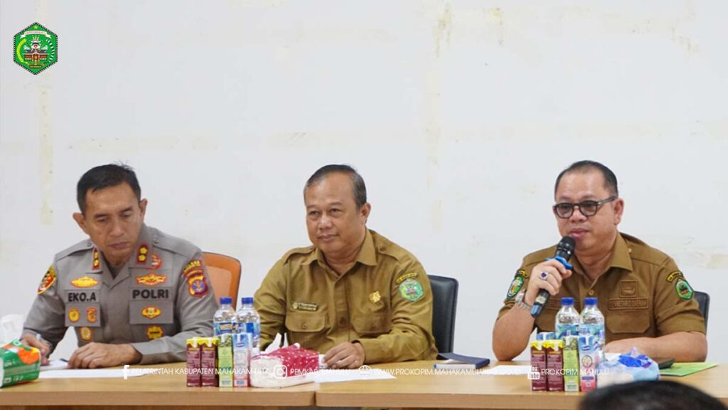 Cover BeritaNEW Ujoh Bilang - Sekretaris Daerah (Sekda) Kabupaten Mahakam Ulu (Mahulu), Dr. Stephanus Madang,S.Sos., M.M., memimpin rapat persiapan rangkaian acara pasca Pelantikan Bupati dan Wakil Bupati Mahulu periode 2025-2030, yang digelar di Cafetaria Kantor Bupati Lt.I dengan melibatkan seluruh panitia dan organisasi perangkat daerah terkait, Selasa (30/09/25).
