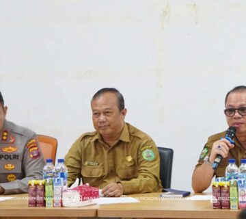 Ujoh Bilang - Sekretaris Daerah (Sekda) Kabupaten Mahakam Ulu (Mahulu), Dr. Stephanus Madang,S.Sos., M.M., memimpin rapat persiapan rangkaian acara pasca Pelantikan Bupati dan Wakil Bupati Mahulu periode 2025-2030, yang digelar di Cafetaria Kantor Bupati Lt.I dengan melibatkan seluruh panitia dan organisasi perangkat daerah terkait, Selasa (30/09/25).