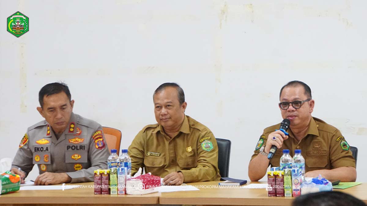 Ujoh Bilang - Sekretaris Daerah (Sekda) Kabupaten Mahakam Ulu (Mahulu), Dr. Stephanus Madang,S.Sos., M.M., memimpin rapat persiapan rangkaian acara pasca Pelantikan Bupati dan Wakil Bupati Mahulu periode 2025-2030, yang digelar di Cafetaria Kantor Bupati Lt.I dengan melibatkan seluruh panitia dan organisasi perangkat daerah terkait, Selasa (30/09/25).