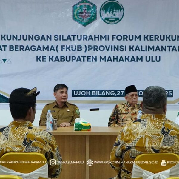 Ujoh Bilang – Mewakili Bupati Mahakam Ulu (Mahulu), Angela Idang Belawan, Wakil Bupati (Wabup) Mahulu, Suhuk, S.E., secara resmi membuka kegiatan Kunjungan Silaturahmi Forum Kerukunan Umat Beragama (FKUB) Provinsi Kalimantan Timur ke Kabupaten Mahakam Ulu, yang berlangsung di Cafetaria Kantor Bupati Mahulu, Senin (27/10/2025).