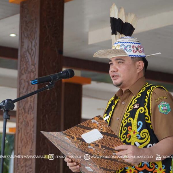 Ujoh Bilang – Wakil Bupati (Wabup) Mahakam Ulu (Mahulu) Suhuk, S.E. memimpin Upacara Peringatan Hari Sumpah Pemuda ke-97 Tahun 2025 yang mengusung tema “Pemuda Pemudi Bergerak, Indonesia Bersatu”, berlangsung khidmat di Alun-Alun Ujoh Bilang, Selasa (28/10/2025) pagi.