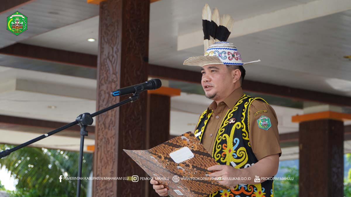 Ujoh Bilang – Wakil Bupati (Wabup) Mahakam Ulu (Mahulu) Suhuk, S.E. memimpin Upacara Peringatan Hari Sumpah Pemuda ke-97 Tahun 2025 yang mengusung tema “Pemuda Pemudi Bergerak, Indonesia Bersatu”, berlangsung khidmat di Alun-Alun Ujoh Bilang, Selasa (28/10/2025) pagi.