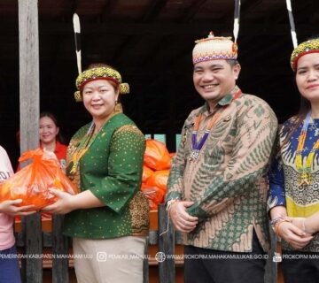 Tiong Bu'u - Dalam kunjungan kerjanya ke Kecamatan Long Apari, Bupati Mahakam Ulu (Mahulu), Angela Idang Belawan menyampaikan terima kasih atas sambutan luar biasa masyarakat dan menegaskan komitmennya untuk menghadirkan pelayanan publik yang merata hingga ke pelosok Mahulu.