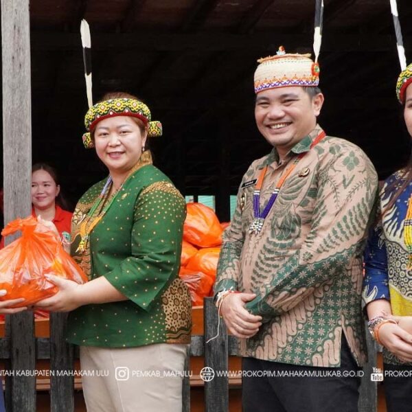 Tiong Bu'u - Dalam kunjungan kerjanya ke Kecamatan Long Apari, Bupati Mahakam Ulu (Mahulu), Angela Idang Belawan menyampaikan terima kasih atas sambutan luar biasa masyarakat dan menegaskan komitmennya untuk menghadirkan pelayanan publik yang merata hingga ke pelosok Mahulu.