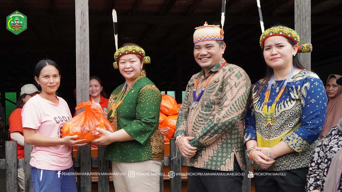 Tiong Bu'u - Dalam kunjungan kerjanya ke Kecamatan Long Apari, Bupati Mahakam Ulu (Mahulu), Angela Idang Belawan menyampaikan terima kasih atas sambutan luar biasa masyarakat dan menegaskan komitmennya untuk menghadirkan pelayanan publik yang merata hingga ke pelosok Mahulu.