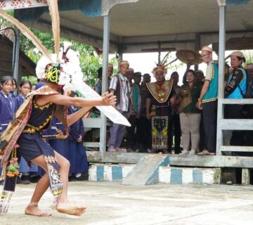 Tiong Bu’u - Dalam suasana penuh keakraban dan balutan ritual adat setempat, Bupati Mahakam Ulu (Mahulu), Angela Idang Belawan bersama Wakil Bupati Mahulu, Suhuk, S.E., menerima penyambutan kehormatan dari masyarakat Kecamatan Long Apari saat melakukan kunjungan kerja perdana di Kampung Tiong Bu’u, Kecamatan Long Apari. Kamis (23/10/2025)