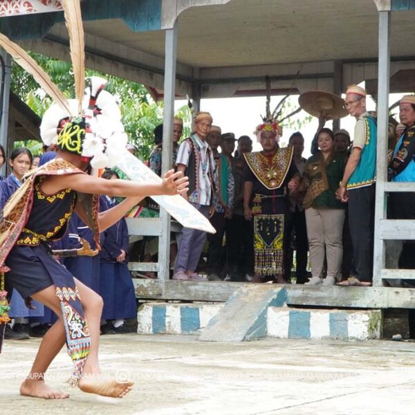 Tiong Bu’u - Dalam suasana penuh keakraban dan balutan ritual adat setempat, Bupati Mahakam Ulu (Mahulu), Angela Idang Belawan bersama Wakil Bupati Mahulu, Suhuk, S.E., menerima penyambutan kehormatan dari masyarakat Kecamatan Long Apari saat melakukan kunjungan kerja perdana di Kampung Tiong Bu’u, Kecamatan Long Apari. Kamis (23/10/2025)