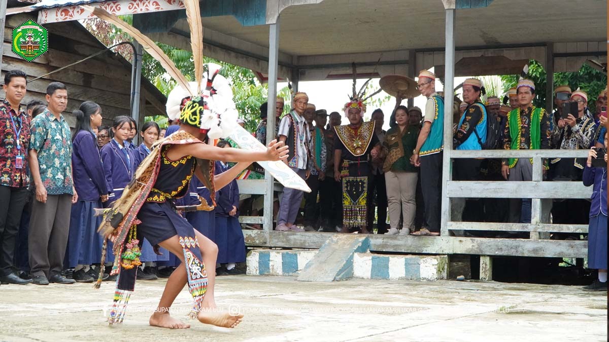 Tiong Bu’u - Dalam suasana penuh keakraban dan balutan ritual adat setempat, Bupati Mahakam Ulu (Mahulu), Angela Idang Belawan bersama Wakil Bupati Mahulu, Suhuk, S.E., menerima penyambutan kehormatan dari masyarakat Kecamatan Long Apari saat melakukan kunjungan kerja perdana di Kampung Tiong Bu’u, Kecamatan Long Apari. Kamis (23/10/2025)