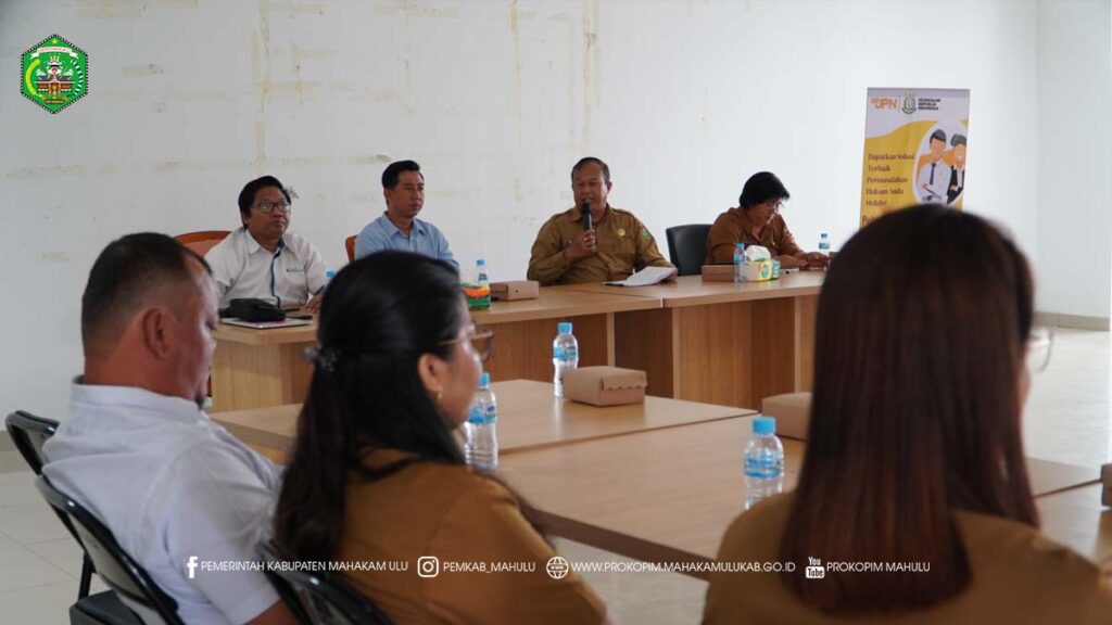 24 NOV Evaluasi Kepesertaan JAMSOSTEK Ujoh Bilang – Bupati Mahakam Ulu (Mahulu), Angela Idang Belawan, yang pada kesempatan ini diwakili oleh Asisten Bidang Pemerintahan dan Kesejahteraan Rakyat, drg. Agustinus Teguh Santoso, M.Adm., Kes., memimpin Rapat Monitoring Pelaksanaan Jaminan Sosial Tenaga Kerja untuk segmen Jasa Konstruksi dan Ekosistem Perangkat Kampung. Kegiatan tersebut berlangsung di Cafetaria Kantor Bupati Lantai I, Senin (24/11/2025) pagi.